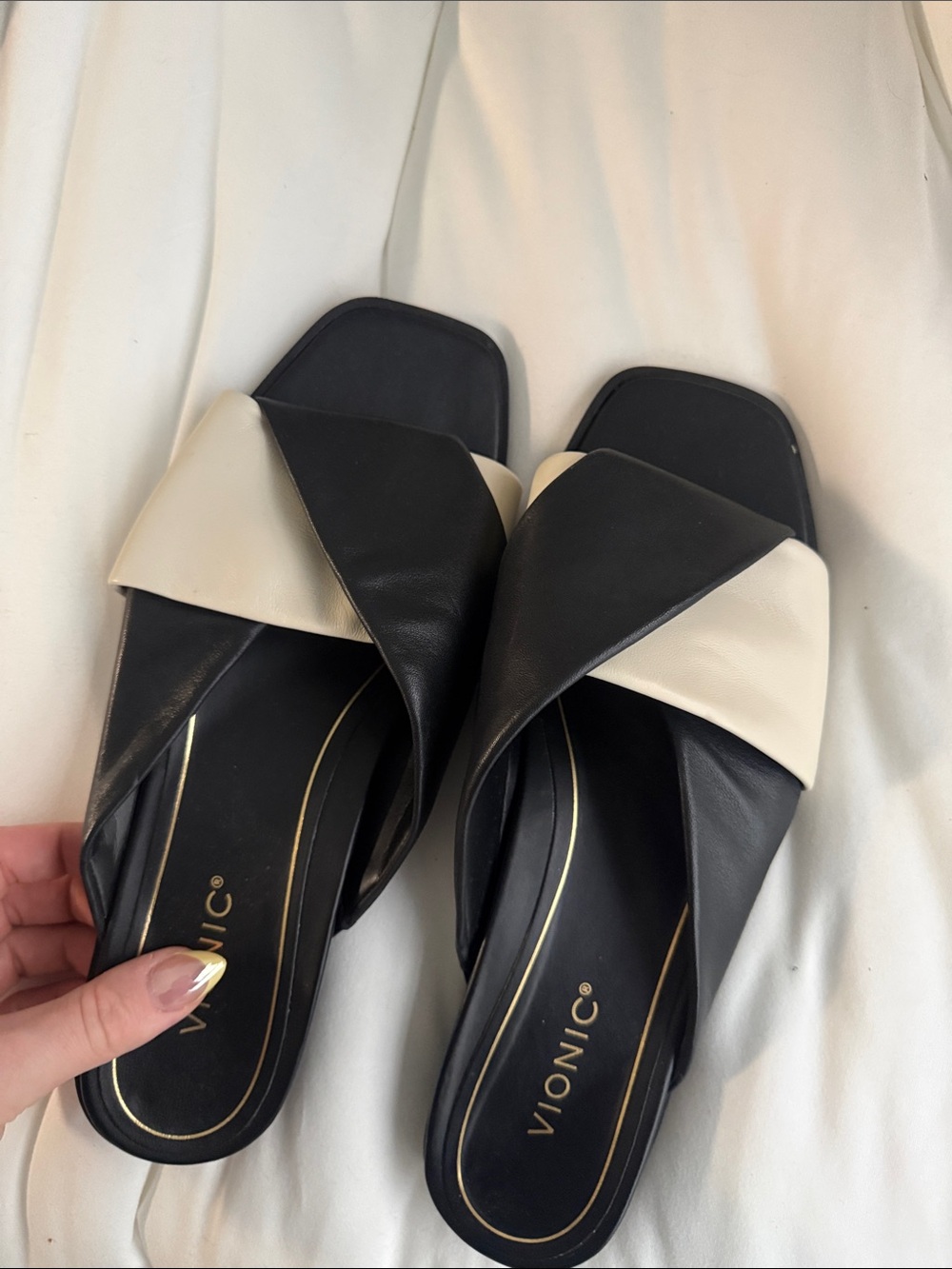 Vionic Black & Cream Crisscross Slide Sandals